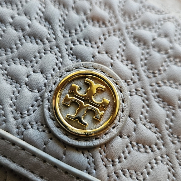 Tory Burch Gray Quilted Crossbody Bag - Picture 4 of 8